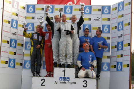 Fra venstre Kasper Jensen, Mik Kerchlango, Tom Pedersen, Per Johansen, Kurt Thiim, Martin Sally Pedersen, Ronni Nielsen og Jesper Sally Pedersen.